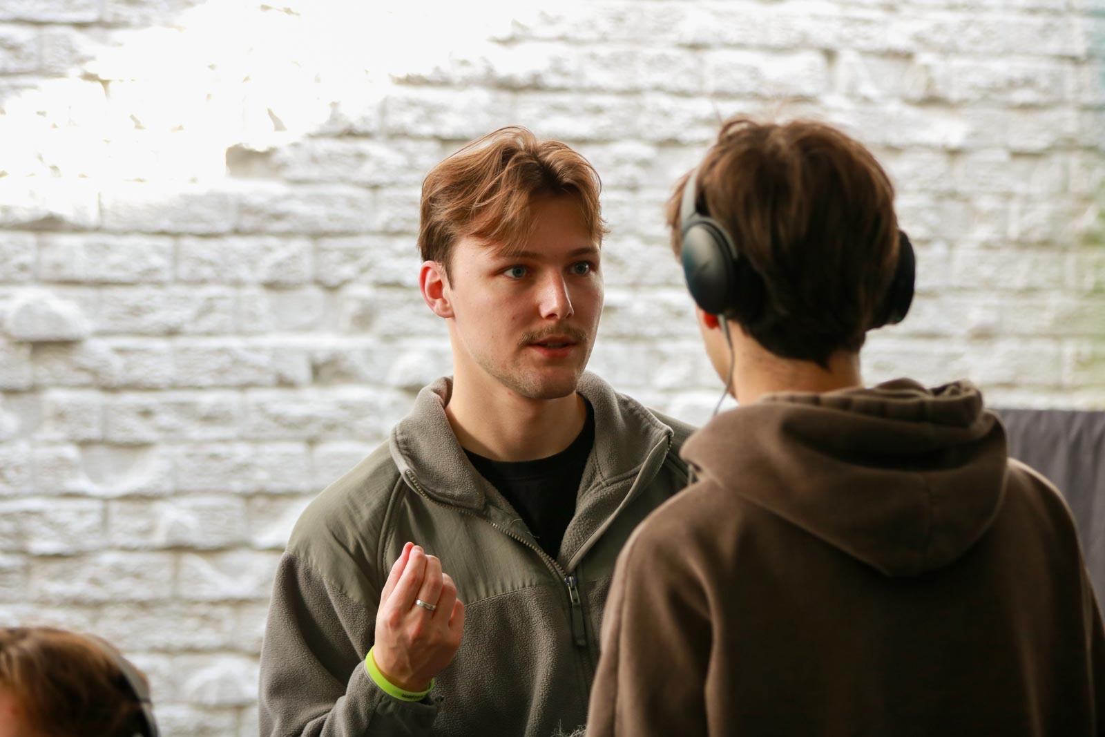 Willem et Lou discuttent