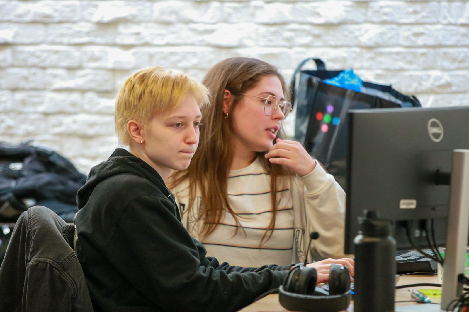 Mégane et Ève en discussion sur l’approche créative